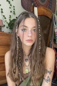 Hair Braids With Charms, Trinket Hair Aesthetic, Simple Fairy Hairstyles, Fairycore Hairstyle Long, Ren Faire Hairstyles Curly Hair, Curly Hair With Small Braids, Cottage Core Hairstyles Curly, Whimsigothic Hairstyles, Fairy Hairstyles With Bangs