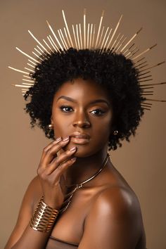 Halo Crown Photoshoot, Greek Goddess Hairstyles Black Women, Crown Black Woman, Afro With Crown, Afro Crown, Gold Photoshoot Ideas Black Women, African Inspired Photoshoot, Black Goddess Photoshoot Ideas, Black And Gold Photoshoot