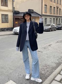 Blazer Sweatshirt Outfit, Oversized Blazer Outfit Winter, Oversized Blazer Outfit, Outfit Korean Style, Street Style Aesthetic, Japan Outfit, Outfit Korean, Korean Casual Outfits, Blazer Outfit