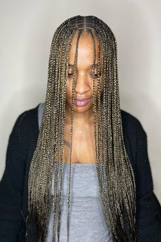 Light Brown Knotless Braids: Discover how to style your knotless braids without curls with these chic knotless braids without curls hairstyles. Perfect african braids for black women, these simple knotless braids styles are cute braided hairstyles for black women…….medium knotless braids with light brown, knotless braids with light brown, boho knotless braids with light brown, knotless braids without curls Knotless Braids Without Curls, Braids Without Curls, African Knotless Braids, Simple Knotless Braids, Shoulder Length Goddess Braids, Light Brown Knotless Braids, Style Your Knotless Braids, Brown Boho Knotless Braids, Small Knotless Box Braids Long