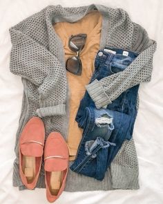 Outfits 30s, Leisure Outfits, Fall Fashion Casual, Black Distressed Jeans, Red Loafers, Casual Fall Outfit, Everyday Casual Outfits, Fall Capsule Wardrobe, Chunky Cardigan