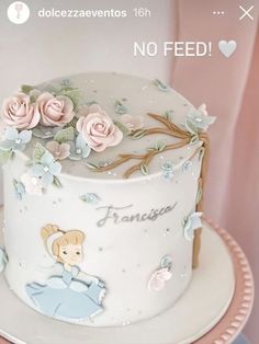 there is a white cake with pink flowers on it and the words fancy written in spanish