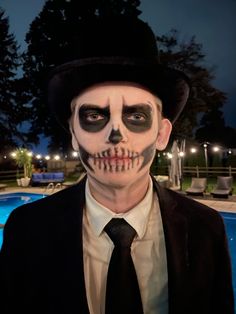 Skeleton
Halloween
Make up
Catrin Easy Dia De Los Muertos Makeup Ideas Men, Easy Halloween Makeup Men, Catrin Costume Men, Make Up Halloween Hombre, Men Catrina Makeup, Sugar Skull Men Makeup, Make Up Catrin, Mens Halloween Makeup, Girl Halloween Makeup