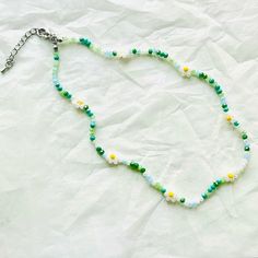 Élevez votre garde-robe de vacances avec notre collier de perles Daisy. Doté de superbes perles de cristal de verre vert et blanc, ce collier dégage une ambiance de vacances décontractée.






 Que vous vous prélassiez sur la plage ou que vous vous promeniez dans les rues, ce collier est là pour vous.






 Dimensions : 47cm






 Matériaux: Perles de cristal de verre Vacation Wardrobe, Glass Crystal, White Glass, Crystal Beads, Daisy, Beaded Necklace, Crystals, Beads, Green