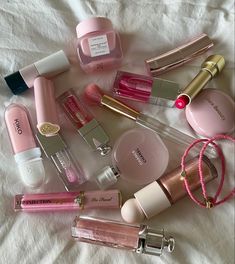 Makeup Bag Essentials, Top Makeup Products, Fancy Makeup, Makeup Needs, Pretty Skin Care, Pink Makeup, Makeup Items, Free Makeup, Makeup Essentials