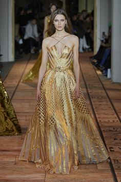 Zuhair Murad Dresses, Zuhair Murad Haute Couture, Gold Gown, Zuhair Murad, Fashion Week Street Style, Gorgeous Gowns, Mode Inspiration, Couture Collection