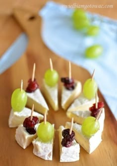 grapes and cheese are arranged on sticks in the shape of a circle with toothpicks