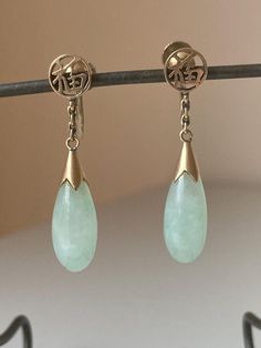 Vintage 14K Gold Light Green Jade Teardrop Screw back Earrings With Chinese Symbol of Good Luck.   1 3/8" Long. Total weight for both earrings is 6.2g. Chinese Symbols, Gold Light, Green Jade, Screw Back Earrings, Jade Green, Good Luck, Light Green, Jewelry Earrings Dangle, Screw