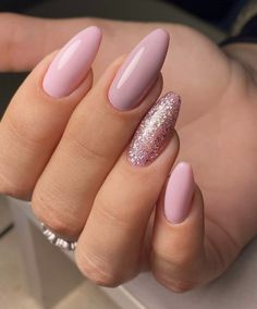 Ongles Rose Pastel, Kutek Disney, August Nails, Pink Glitter Nails, Casual Nails, Xmas Nails, Chic Nails, Purple Nails, Cute Acrylic Nails