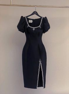 Tailored Dresses For Women Classy, Smart Dresses Classy, Simple Black Dress Classy, Sunday Dress Outfit Classy, Kawr Design, Sunday Dress Design, Sunday Dress Outfit, Look Gatsby, Chic Dress Classy