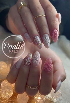 Almond Acrylic Nails Designs Winter, Neutral Christmas Nail Designs, Nail Art Natale, Nails Christmas Designs, Nails Navidad, Navidad Nails, Mickey Nails, Nails Holiday, Romantic Nails