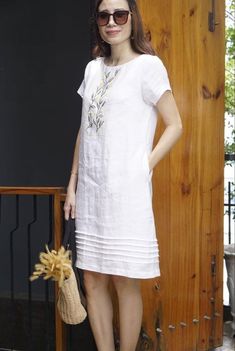 Linen Dresses Summer Chic, Cotton Dress Pattern, Kaftan Designs, Ikat Dress, Stylish Fall Outfits, Linen Fashion, Stylish Women Fashion, Kurti Neck Designs