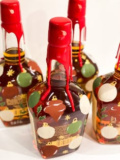 Hand painted ornaments on a makers mark bourbon bottle with a Christmas theme Painted Bourbon Bottle, Painted Whiskey Bottles, Christmas Bottle Ideas, Painted Liquor Bottles, Glass Upcycling, Wine Label Ideas, Glitter Champagne Bottles