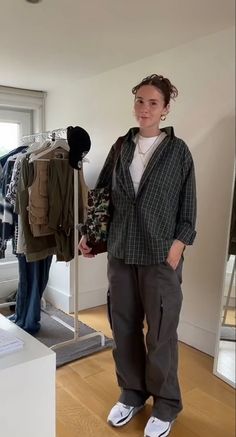 Layered Outfits Masc, Masc Outfits For Women Flannel, Relaxed Fit Flannel Shirt For Fall Streetwear, Grandpa Streetwear, Masc Lesbian Outfits Cargo Pants, Young Business Casual, Masculine Fashion, Masc Outfits, Outfit Vintage