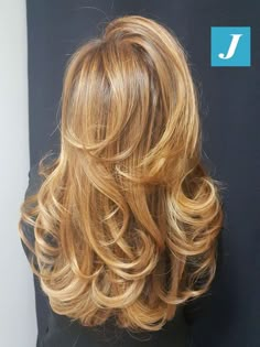 Soft Curls Layered Hair, Warm Honey Blonde Hair Balayage, Vacation Hairstyles, Viral On Tiktok, Hairstyles For Layered Hair, Honey Blonde Hair