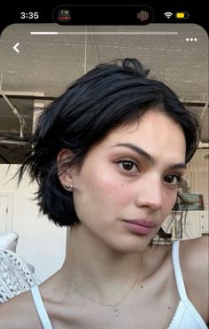 Short Hairstyle Women Chin Length, Shannon Sossamon Short Hair, Pixie Haircut No Bangs, Oval Short Hair, Short Hair Soft Jawline, Bob Thick Hair Wavy, Short Haircut For Oval Face Women, Bob Oval Face, Short Feminine Haircut