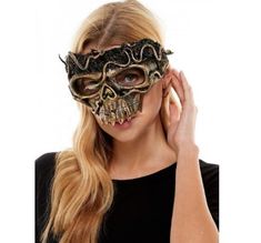 Esta media máscara vudú de calavera de plástico de lujo proporciona el complemento perfecto para tus disfraces aterradores, diablos y demonios, vudú, steampunk, victoriano y más para Halloween, cosplay o fiestas. Su estilo auténtico añade el toque final ideal. Lugar limpio. Talla única para la mayoría de adultos y adolescentes. Se venden otros disfraces y complementos.
 por separado en nuestra página - sujeto a disponibilidad. Talla única para la mayoría de adolescentes y adultos: las correas de la espalda son elásticas. Steampunk Costumes For Halloween Costume Party, Steampunk Halloween Costume Masks And Prosthetics, Steampunk Costume Accessories For Halloween, Gothic Masks And Prosthetics For Halloween Theater, Steampunk Masquerade Mask For Halloween Costume, Fantasy Halloween Costume Mask, Spooky Black Masks And Prosthetics For Masquerade, Spooky Black Mask For Masquerade, Spooky Black Masks For Masquerade