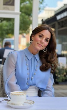 Kate Middleton Videos, Kate Middleton Young, Kate Middleton Photos, Catherine Elizabeth Middleton, Middleton Style, Dad Sneakers, Kate Middleton Style