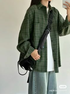 Green Tomboy Outfits, Boyish Outfits Aesthetic, Japanese Casual Outfits, Tomboy Fashion Summer, Japanese Outfits Casual, Summer Tomboy Outfits, Japan Fashion Casual, Cute Tomboy, Layering Shirts