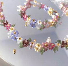 Rings Beaded, Lily Bracelet, Hobby Ideas, Bracelets Beaded, Daisy Bracelet, Necklace Flower, Beads Bracelet Design, Beaded Bracelets Diy, Diy Crafts Jewelry