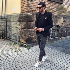 Black Shoes Outfit, Sneakers To Work, Sneakers Outfit Men, Mens Summer Fashion Beach, How To Wear Sneakers, Mens Fashion Blog, Best Mens Fashion, Sneakers Outfit