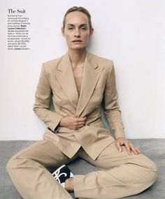 Poland Fashion, Suits And Sneakers, Amber Valletta, Fashion Gone Rouge, Mode Tips, Img Models, Looks Street Style, Retro Sneakers, Black Turtleneck