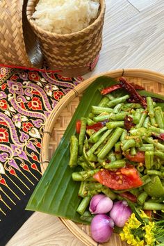 Healthy Thai salad with vegetables and sticky rice next to it. Healthy Thai Salad, Som Tum, Thai Salad Recipes, Healthy Thai Recipes, Citrus Fish, Asian Appetizers, Bean Salad Recipe, Thai Salads