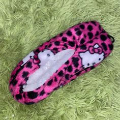 Size:Shoe Sizes 5-9 Color:Pink,White,Black Condition:Nwt Please See All Photos Before Purchasing Smoke And Pet Free Home Cute Soft Pink Socks, 2000s Hello Kitty, Hello Kitty Slippers, Accessories Hello Kitty, Kitty Accessories, Hello Kitty Accessories, Hello Kitty Pink, Slippers For Girls, Slipper Socks