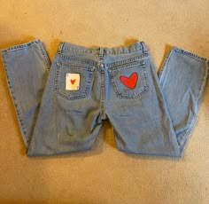 Custom painting on back pockets! Paint Denim Jeans, Diy Custom Clothes Ideas, Things To Paint On Jeans Pockets, Painting On Trousers, Jean Painting Ideas Pocket, Painting Ideas On Jeans, Paint On Pants, Painting On Pants, Painting On Jeans Ideas