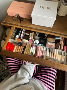 Annefleur Style, Room London, Makeup Drawer, Desk Inspiration, Swag Makeup, Bedroom Desk, Make Up Organiser, Pink Girly Things