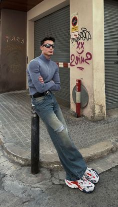 Y2k Outfit Inspo Men, Male Model Off Duty Street Style, Y2k Outfits Street Styles Men, Male Model Fashion, Diesel Street Style, Y2k Fashion Menswear, Male High Fashion, Y2k Pose, Mens Y2k