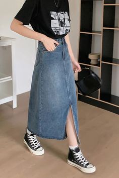 Pencil Skirt Outfits Casual, Long Denim Skirt Outfit, A Line Denim Skirt, Long Jean Skirt, Modesty Outfits, Fashion Sketches Dresses, Korean Casual Outfits, Everyday Fashion Outfits, Denim Skirts