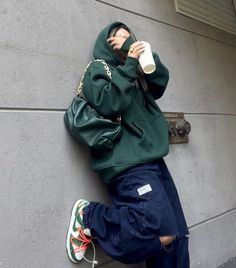 Poses For Oversized Clothes, Hood Up Outfit, Tomboy Instagram Photos, Oversized Outfit Ideas Aesthetic, Overzied Outfit, Over Sized Hoodies Outfits, Green Wide Leg Sweatpants Outfit, Oversized Fits Women, Oversized Streetwear Outfit