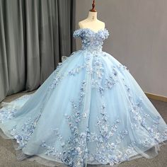 Winter Wonderland Quinceanera Theme Dress, Blue Debut Gown, Blue Quince Dress, Light Blue Quinceanera Dresses, Purple Quinceanera, Pearls And Flowers, Xv Dresses, Quinceanera Themes Dresses, Sequin Ball Gown