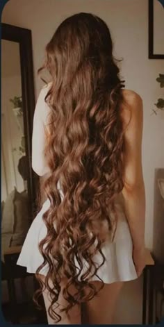 Extremely Long Hair, Long Silky Hair, Really Long Hair, Pose Fotografi, Super Long Hair, Long Hair Girl, Curly Hair Tips, Beautiful Long Hair, Dresses Party