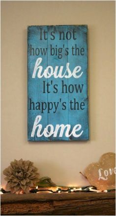 a wooden sign that says it's not how bigs the house it's how happy's the home