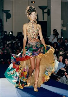 Emrata Instagram, Model Career, Versace Runway, Yasmeen Ghauri, Versace Vintage, Iconic Models, 90s Runway Fashion, Runway Model