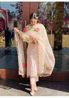 Suit With Amritsari Dupatta, Suit Patiala, Latest Suit Design, Painted Suits, Punjabi Style, Punjabi Suits Designer Boutique, Ethnic Dresses, Punjabi Fashion, Indian Outfits Lehenga