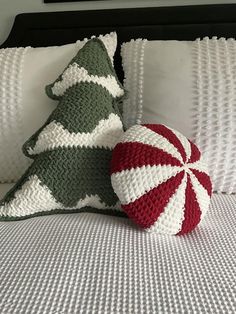 Crochet Winter Pillow, Christmas Knitting Pillow, Crochet Peppermint Pillow Pattern Free, Winter Crochet Pillow Pattern, Candy Cane Crochet Pillow Pattern, Crochet Christmas Throw Pillow, Crochet Candy Cane Pillow Pattern Free, Christmas Tree Crochet Pillow, Crochet Ideas Christmas Gifts