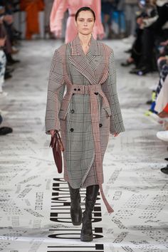 Stella McCartney Fall 2019 Ready-to-Wear collection, runway looks, beauty, models, and reviews. Women's Runway Fashion, Fashion Trend Report, Fall Winter Fashion Trends, Vogue Germany, Fashion Trends Winter, Edgy Chic, Vogue Russia, Winter Trends, Winter Mode