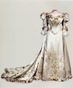 Cultural Outfits, Empress Alexandra Feodorovna, Empress Alexandra, Tea Dresses, Unusual Clothes, Alexandra Feodorovna, Ball Gown Dress, Costume Ball, History Fashion