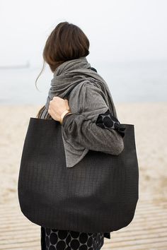 love the bag Big Scarf, Sac Week End, Oversized Bag, Grey Scarf, Big Bag, Oversized Scarf, Leather Hobo Bag, Big Bags, Grey Tones