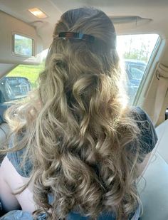 Slide Clip Hairstyles, Half Up Half Down Barrette, Hair Curl Ideas Hairstyles, Aesthetic Hair Clip Hairstyles, Curled Hair With Clip, Messy Hairstyles Aesthetic, Heatless Curls Aesthetic, Little Clips Hairstyles, Barrette Clip Hairstyles