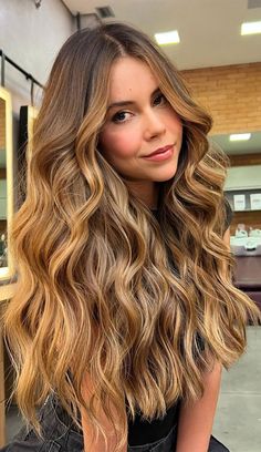 honey hair color, hair color ideas, hair color trends, summer hair color, brunette hair color Summer Hair Color Brunette, Blonde And Brown Hair, Sophisticated Hair, Brown Hair Color Shades, Hair Colour Ideas, Lob Haircuts, Chic Hairstyle, Honey Hair Color, Sophisticated Hairstyles