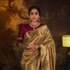 Golden Combination Dress, Rekha Sarees, Outfits Traditional, Blouse Inspiration, Monsoon Wedding, Gold Saree, Latest Indian Jewellery, Engagement Saree, Ganesh Puja