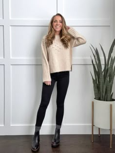 sweater with black jeans and black chelsea boots Legging Jeans Outfit, Black Jeans Outfit Winter, Black Chelsea Boots Outfit, Chelsea Boots With Jeans, Chelsea Boot Outfits Women, Sock Boots Outfit, Chelsea Boots Outfit, Leggings Outfit Casual