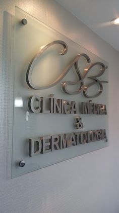 a glass sign that says cil linga media and dermatologa