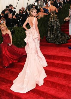 the back of taylor swift's gown at the 2013 met ball