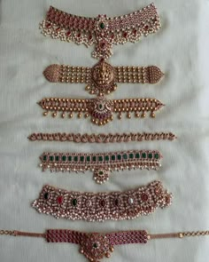 Saree Chain Jewellery Designs, Antique Chokar Design Jewelry, Daivik Jewellery, Saree Jwellary Ideas, Jewellery Design Necklaces, Traditional Jewellery Design, South Indian Choker Necklace, Antique South Indian Jewellery, Kundan Choker Necklace Gold