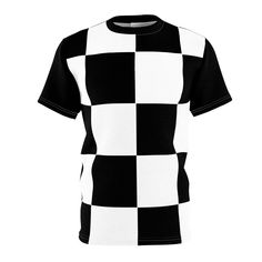 Chemise de course drapeau à damier, chemise de fan de course, chemise d'événement, chemise de fan de course, cadeau pour lui. Ce t-shirt a été créé pour être un compagnon polyvalent et élégant pour toutes vos apparitions décontractées. Avec son tissu texturé unique, épais et tricoté en microfibre, ce t-shirt porte une sensation douce et haut de gamme qui reste légère et respirante - le combo parfait pour une journée chaude ou une superposition. 100% Polyester - Ce tissu synthétique solide et dur Event Shirts, Checkered Flag, Racing Shirts, Fan Shirts, Synthetic Fabric, Knit Collar, Twill Tape, Gift For Him, Gifts For Him